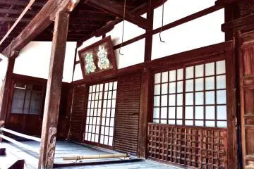 <p>One of the buildings of Hokoji Temple</p>