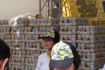 <p>มีเบียร์สิงห์กองเป็นภูเขาเลากา ลองดู</p>