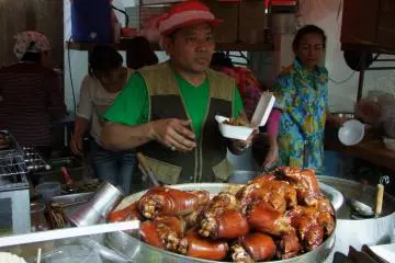 <p>ขาหมูหม้อใหญ่ ปกติคุณไม่เห็นสิ่งนี้ที่ร้านอาหารไทยในญี่ปุ่นหรอก</p>