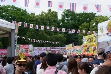 <p>ธงไทยโบกสะบัดอยู่ทั่วงาน</p>