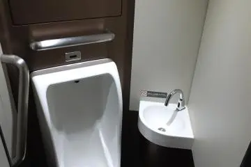 <p>โถฉี่ผู้ชายก็มีนะ</p>