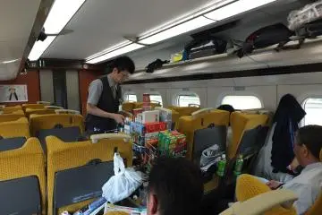 <p>พนักงานเข็นรถเข็นขายสินค้าในขบวน</p>