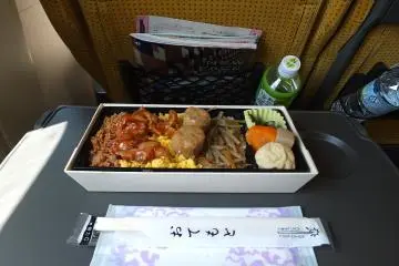 <p>ข้าวกล่องบนรถไฟ</p>