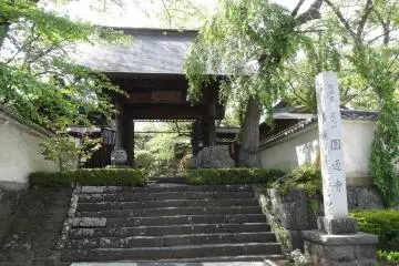 <p>วัดเล็กๆ ที่สวยและสงบริมทะเลสาปคะวะกุชิโกะ</p>