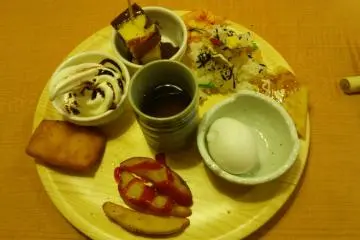 <p>There's also tea, fries, fresh baking, a chocolate fountain and soft-serve ice-cream with sauces. Other drinks and desserts, pizza, noodles and more make up a bountiful buffet.</p>