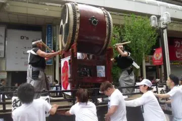 <p>The first part of the parade is much less crowded, so you can see and hear everything. It can get a bit loud, but a drum like this really sets the atmosphere!</p>