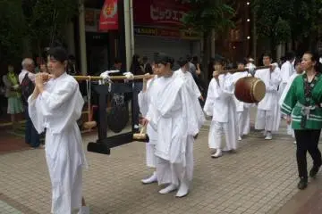 <p>The sounds of gongs and drums are often used in Shinto purification rituals.</p>