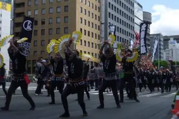 <p>Different Suzume Odori groups have their own variation on the dance, and different costumes and fans.</p>