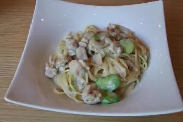 <p>The caf&eacute;'s menu is healthy and delicious</p>