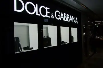 <p>Sophisticated fashion shops</p>