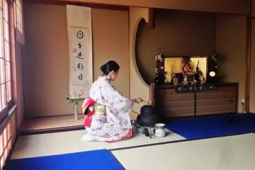 <p>The many steps of the tea ceremony is like martial arts in practice. &nbsp;Disciplined, elegant and calm.</p>