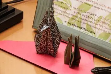 <p>โอริกามิน่ารักๆบนโต๊ะเขียนหนังสือ ภายในห้องพัก</p>