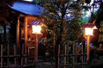 <p>Small shrine on a sidewalk of&nbsp;Shirakawa Street</p>