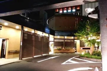 <p>Looks like a traditional Japanese inn, but it turned out to be a parking lot run by Kyoto City! (along Kamogawa River, near Shijo)</p>