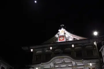 <p>Kyoto Shijo Minamiza&nbsp;Kabuki Theater and the moon in the sky</p>
