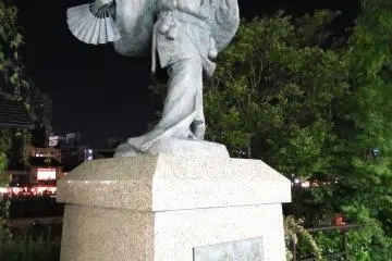 <p>Statue of Okuni, the&nbsp;primogenitor of Kabuki, along Kamogawa River near Shijo Ohashi (Shijo Bridge)</p>