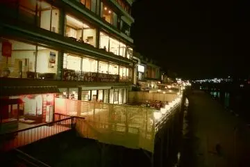 <p>People enjoying dinner at restaurants along Kamogawa River near Shijo Ohashi (Shijo Bridge)</p>