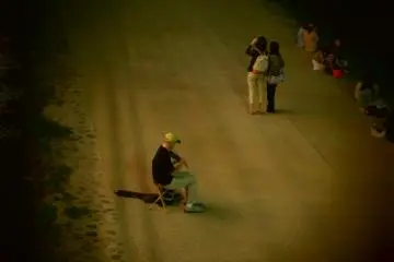 <p>Western solo violinist entertaining people strolling along Kamogawa River</p>