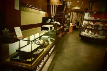 <p>Japanese cake shop near Shijo&nbsp;Ohashi (Shijo Bridge)</p>