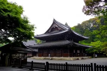 <p>วิวด้านข้างของ Butsu-den Hall ห้องโถงหลัก</p>