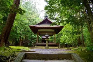 <p>ศาลเจ้าประจำหมู่บ้านในพื้นที่วัด</p>