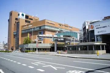 <p>A huge Daimaru shopping mall right outside of JR Tottori Station.</p>