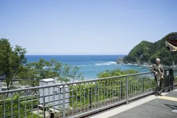 <p>Great views of the Sea of Japan on the rapid service towards Kanosakionsen Station.</p>