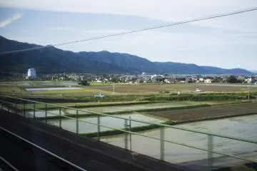 <p>The picturesque mountains looming over quiet towns, with Lake Biwa in sight.</p>