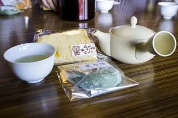 <p>Fragrant tea accompanied with delicious green tea azuki mochi and cake!</p>