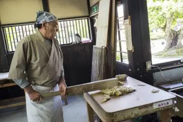 말 그대로 뽕나무 껍질이 깨끗해진 후 펄프로 찧는 장인