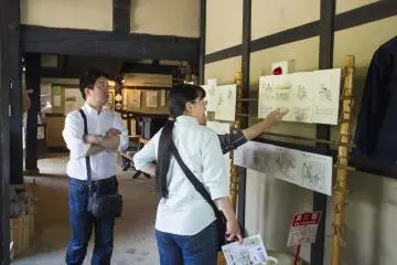 방문자들에게 와시 종이 만드는 단계를 설명한다.