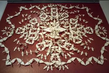 에치젠 종이 및 문화박물관에서 큰 삼베로 만든 종이학 307점이 인상적으로 전시되어 있다.
