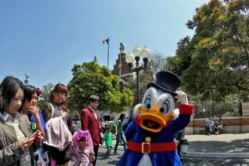 <p>Scrooge McDuck always has time to pose for visitors.&nbsp;</p>