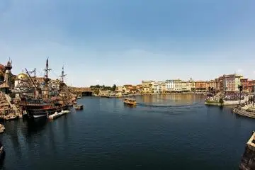 <p>The pirate ship is moored on the left side, while on the right you can see the stage where shows take place throughout the day.&nbsp;</p>