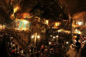 <p>Inside the Indiana Jones adventure there are skeletons on the walls, every detail is vivid.&nbsp;</p>