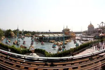 <p>Taking a train you can go around the park and see the attractions and various parts of the park while sitting down and relaxing.&nbsp;</p>