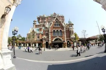 <p>The infamous Hotel Hightower has the elevator drop ride that's a huge hit with all the visitors.&nbsp;</p>