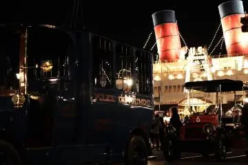 <p>In the evening the park comes alive with lights and other fancy attractions.&nbsp;</p>