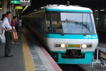 <p>รถไฟสายคุโระชิโอะมาถึงสถานี</p>