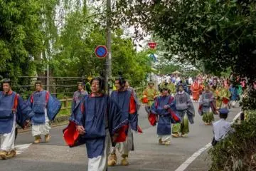 <p>These are the Zuijin (随身), the escorts of the Chokushi (勅使) or Imperial Messenger during the Aoi Matsuri (葵祭) 2014 in Kyoto City! During the Heian dynasty they were kami warrior-guardians and bodyguards of the Emperors of Japan.</p>
