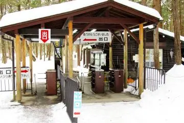 <p>This is the entrance to the cave where you need to pay for your ticket; it's a very modern entrance.</p>