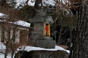 <p>A lonely shrine near the road.</p>