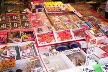 หน้าร้านนี้ขายอาหารทะเลหลายอย่าง