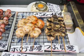 ตรงแผงขายอาหารมีอาหารทะเลย่างหลายชนิด