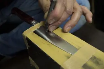<p>Hideo Takamura&nbsp;carving personalised inscriptions on the JapanTravel reporter's very own Takamura knife!</p>
