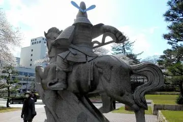 <p>Patung dari Yuki Hideyasu dilihat dari belakang</p>