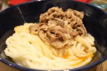 Udon dengan telur mentah dan daging sapi