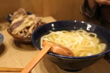 Udon polos, yang siap untuk dicampur