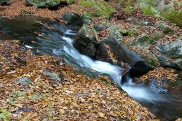 Breathtaking sites all along the trail. (Photo: 骸骨滝 Gaikotsu Waterfall – <a href="https://www.flickr.com/photos/chiszeo/5213582701/in/photolist-2cLMahy-NePtFz-yWiJqH-8WGZ4D-8WGXo2-8WL2sm-8WL153-ag1jNX-8WGYuV-8WL2Ef-ag1ih4-ag3Wab-8WL2mG-ag1jZ4-ag43A1-ag1jzp-ag1i2V-ag1bpx-ag11ap-8WGXQt-ag3Vh3-8WL1H3-ag1aug-8WL1dL-ag433J-ag3LW1-ag1hPV-ag3HZj-ag15LT-ag1nht-2hSutyc-8WKZTS-8WGYnH-8WL2Tf-8WGZ9Z-8WL1mC-8WL1Vh-8WGY6D-8WL1gA" target="_blank" rel="noreferrer noopener nofollow">Chi (in Oz)</a> / <a href="https://creativecommons.org/licenses/by-nc-nd/2.0/" target="_blank" rel="noreferrer noopener nofollow">CC BY-NC-ND 2.0</a>)
