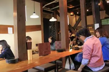 <p>สาวๆนั่งทานหอยนางริม จิบไวน์</p>